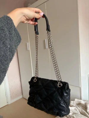 Svart quiltad handväska med kedjerem - Från zalando