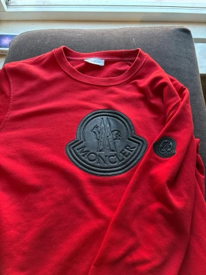 Moncler - Tjenare, säljer denna ursnygga moncler tröjan, riktigt schysst nu i sommaren och för lite svalare kvällar, rekommenderas starkt, vid frågor kom pm.