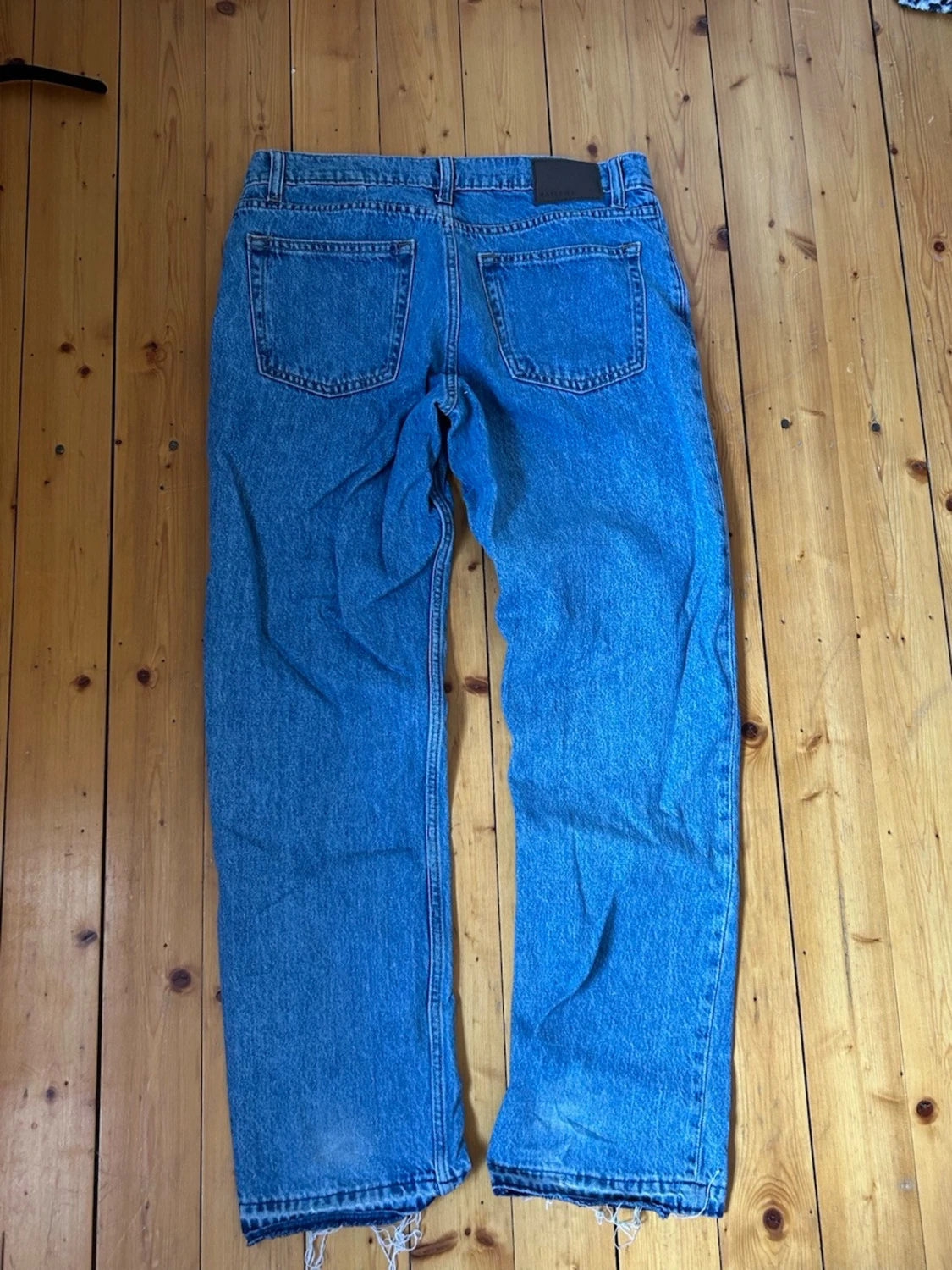 Blå raka jeans med rå kant - 1