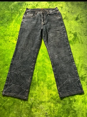 Uncle Fashion Jeans - OBS!! Bilderna är lånade från tidigare säljare!! Säljer dessa ascoola och unika jeans som har en straight fit då de tyvärr inte passar mig… Mått hittar ni på bilderna och jag har inte märkt av några defekter utöver det som syns på bild 3 . Pris kan gå att diskutera, och har du frågor är det bara att skriva!💘