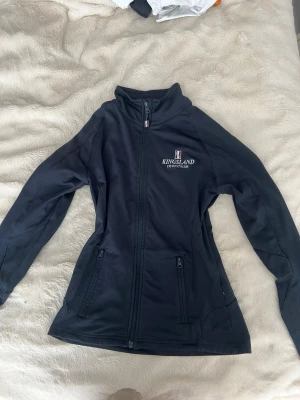 Kingsland equeistrian sip up hoodie - Jätte snygg sip up från kingsland equistrian. Jätte skön ridtröja💕 kostar 1000 från början så pris kan diskuteras! Lite nopprig vid tyget som sitter vid magen!