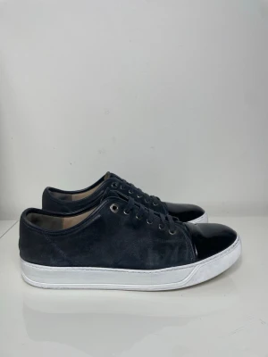 Mörkblå Lanvin Cap Toe  - Säljer nu dessa mörkblå Lanvin Cap Toe i uk 9 som motsvarar storlek 43 men som passar upp till 44 också, skorna är i fint skick och är uppfixade med whitnercream för att de ska se extra fräsch ut, skriv för fler bilder/frågor🙌🏼