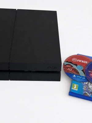 PlayStation 4 med fifa 19 och 20 - PlayStation 4 med 2 spel  FIFA 19 och 20  Packar den väl med papper och bubbelplast så att inget kommer till skada!  Har inte testat att spela på över 1 år, testade bara att starta det för att kolla så att den fortfarande startar nu innan jag la ut annonsen : )  Model: CUH-1216A  Vid frågor är det bara att höra av sig : )