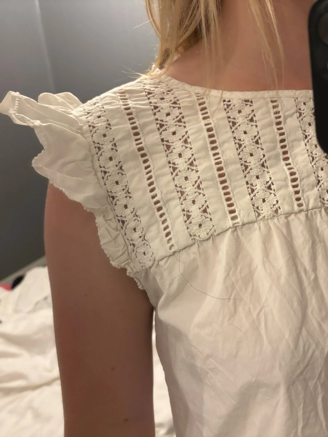 Vit blus med spets och volang - 1