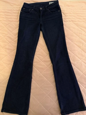Mörkblå jeans från ZARA - Snygga mörkblå bootcut jeans från ZARA i storlek 36