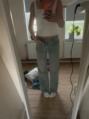 Baggy jeans - Baggy jeans från Zara! Strl 38! Säljs för 125kr (avklippta ner till (är 170cm))