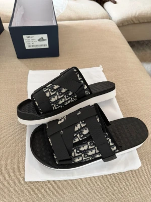 Dior tofflor - Mycket fräscha tofflor från Dior perfekt nu inför sommaren. Mycket bra skick knappt använda, priset kan sänkas vid snabb affär 