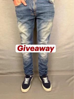 🚨 GIVEAWAY 🚨  - Dags för ny tävling! Denna gång nudie jeans! Stört fet passform och tvätt! Size 31. 3 steg!!! Steg1: följ kontot. Steg2: följ .Trendstoree på tiktok. Steg3: tagga 3 vänner på tiktok videon. Avslutas 30 juni. Stort lycka till!🔥🔥🔥