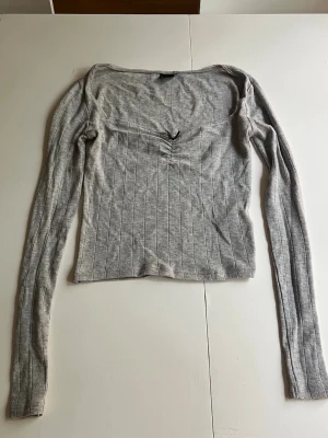 Croppad grå tröja - En jättefin Croppad grå tröja, från Gina Tricot i storlek xs💕