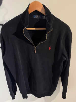 Ralph lauren halfzip - Säljer denna snygga Ralph lauren piké som passar till det allt. Den är i mycket bra skick och kostar nypris 2795kr.