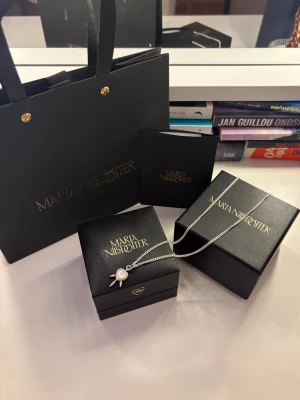 Three of Swirds Halsband Maria Nilsdotter - Endast använd ca 3 gånger, därav i utmärkt skick. Kedjan är i längden 45💕Levereras i originalask med påsen!