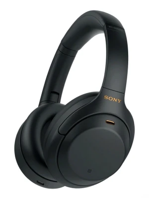 Sony svarta over-ear hörlurar - Stilrena svarta over-ear hörlurar från Sony med mjuka öronkuddar och justerbar bygel. Hörlurarna har en modern design i matt plast och metall, samt diskret Sony-logga i guld på sidan. Perfekta för musik, gaming eller poddar.