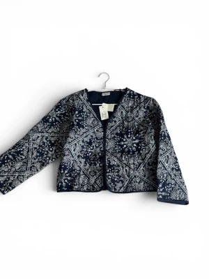 Mönstrad quiltad jacka - Snygg quiltad cardiganjacka från Kappahl i mörkblått med vitt mönster. Jackan har raka och öppen front. Nypris 499kr. Pris går att diskutera 💕
