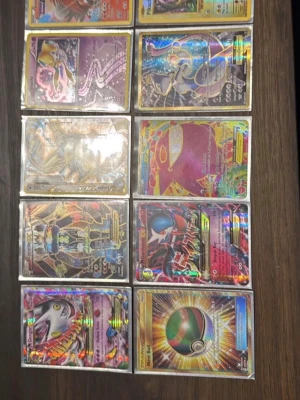 Pokémonkort - Säljer ett set med 6 stycken Pokémonkort. Korten har blå baksida med Pokéboll och gul Pokémon-logga. Perfekt för samlare eller dig som vill utöka din kortlek. Alla kort är original och har klassisk design.