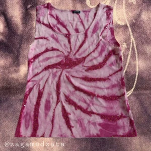 Rosa tie-dye linne från Guitare - Supersnygg ärmlös linne-topp från Guitare i rosa och cerise tie-dye mönster. Toppen har paljettdetaljer som glittrar och ger extra wow-känsla. Perfekt för dig som vill sticka ut med färg och mönster. Mjuk och skön bomullskänsla.