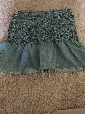 Blå jeans kjol - En blå jeans kjol från Gina tricot med högre midja som går att vika ner. Kjolen är i storlek L men den har ett stretchigare material så funkar på m och s också! Kontakta om intresse!🥰