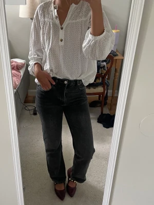 Svarta raka jeans med hög midja - Säljer ett par svarta raka jeans med hög midja och klassisk femficksmodell. Jeansen har en tvättad look och stängs med knapp och dragkedja. Perfekta till vardags för en avslappnad men snygg stil.