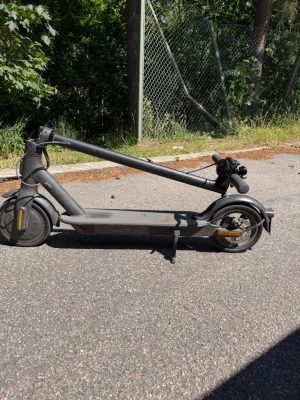 Svart elsparkcykel Xiaomi - Säljer en svart elsparkcykel från Xiaomi med hopfällbar design. Utrustad med stora hjul, reflexer på sidorna och bred ståplatta. Handtagen är ergonomiska och styret har en enkel display. Perfekt för smidig transport i stan. Köpt för 3000kr
