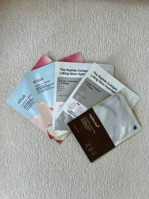 K-Beauty 5x Sheet Mask Bundle - Glow ✨ - De här produkterna kommer auktioneras ut på Plick Live den 22/6 kl 19.00 ⚡️5 st k-beauty ansiktsmasker för lyster och glass skin. Ger hyden extra boost när den känns torr Innehåller:  2x COSRX Peptide Collagen Lifting Glow Mask 2x Anua Peach 70 Niacin Brightening Mask 1x Medicube Deep Peptide Radiance Mask 