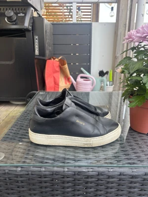 Axel Arigato Clean 360 Laceless  - Intressekoll på mina Axel Arigato skor som inte längre säljs! Jätte fint skick, lite creaseade eftersom det är skinn men inget som syns tydligt när man har på sig dom. Kom med prisförslag!!💕