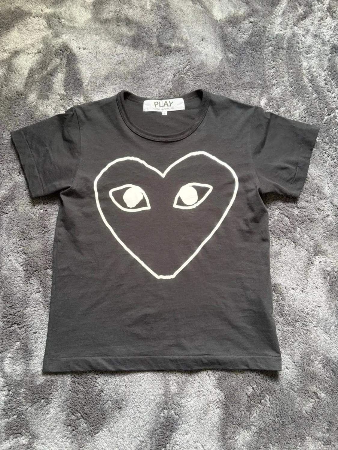 Svart Comme des Garçons PLAY t-shirt