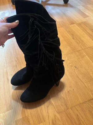 boots med fransar - boots i bra skick som är köpta secondhand, vet ej märket. kan gå ned i pris