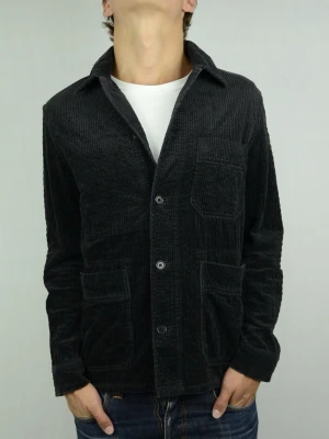 Arket overshirt  - ARKET OVERSHIRT Storlek : 48 Passform : Passar S/M Användning : Jackan är i ett väldigt fint skick utan defekter Nypris : Cirka 1300SEK Modellen på bilden : 182CM och väger 73KG
