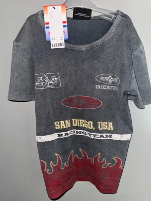 Grå racinginspirerad t-shirt med tryck - Kort mini t shirt. Aldrig använd. Honda märke.