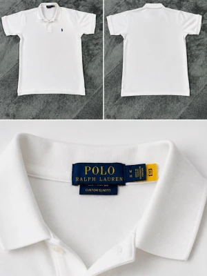 Vit piké från Polo Ralph Lauren - Klassisk vit pikétröja från Polo Ralph Lauren med broderad logga på bröstet. Modellen är custom slim fit och har krage samt knappar vid halsen. Perfekt för en clean och stilren look.
