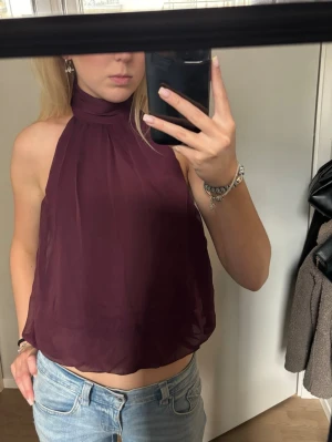 Halterneck topp!  - Vinröd topp, lite ”pösig” resor längst ner, öppen i ryggen, ny med prislapp!💗