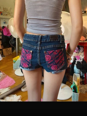 Rocawear shorts  - Jättesöta rocawear shorts med rosa bakfickor. Skriv gärna vid frågor!💕