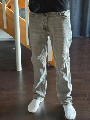 Grå raka jeans i klassisk modell - Säljer ett par grå jeans från Jack and Jones. Original pris 600 med bra skick. Storlek 28/30