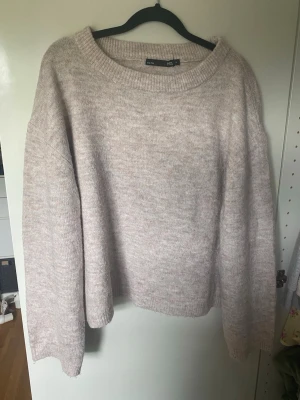 Beige stickad tröja - Köpt på lager 157. Beige, knappt använd.