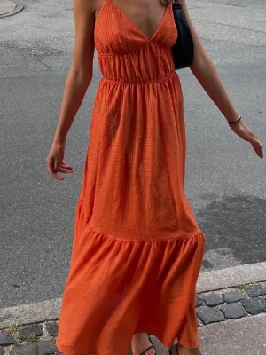 Slutsåld populär hm klänning  - Långklänning från hm🧡 Har en liten fläck nästan längst ner, syns nästan inte 