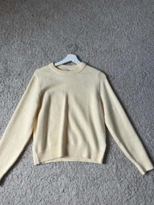 Ljusgul stickad tröja från H&M Divided - En stilren ljusgul stickad tröja från H&M Divided. Säljer då den aldrig kommit till användning💛🤩Buda gärna!