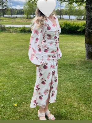 Blommig sommarklänning - Rosa/lila blommig klänning från Gina Tricot, använd max 3 gånger, som ny!🌺🌸