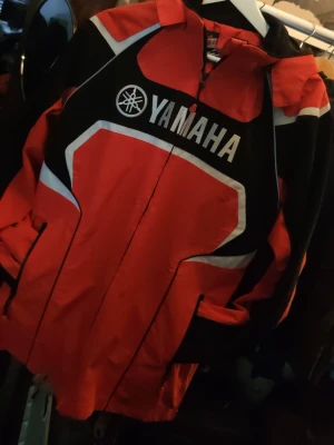 NY Snygg Yamaha racing/mc jacka - Unik och snygg jacka från Yamaha Orginal Motor Europe, har använt den en gång men aldrig utomhus. Storleken är medium men jag skulle snarare säga stor medium alt large. 