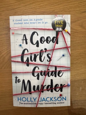 A Good Girl's Guide to Murder - Spännande pocketbok på engelska, 'A Good Girl's Guide to Murder' av Holly Jackson. Detta exemplar är helt oläst, då jag fick den i present och redan har läst boken innan!Perfekt för dig som gillar mysterier och thrillers. Det finns också en serie på Netflix baserad på denna bok!