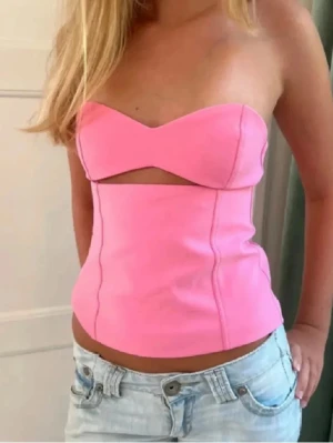 Rosa korsettopp från Zara - Trendig rosa korsettopp från Zara med bandeau-överdel och axelbandslös! Sååå snygg nu till sommaren!