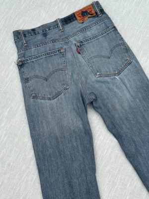 Levi's 569 - Ett par mycket trevliga jeans från Levi’s. Detta par har få, men väldigt fina slitningar! Storleken är följande: W38/L32, passar däremot alldeles utmärkt W32 roligt nog. Nypris ~ 749kr. 