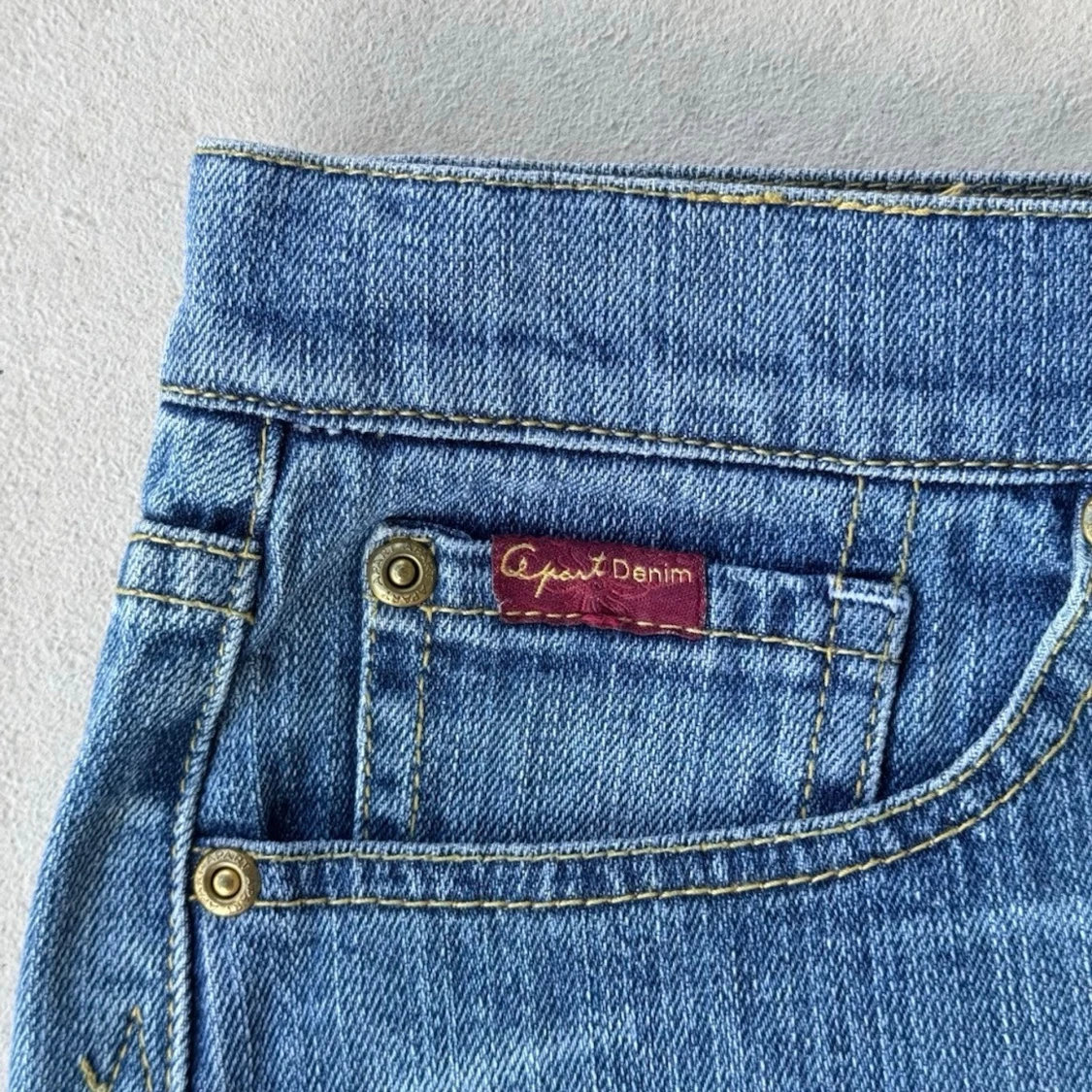 lågmidjad jeanskjol med nitar - 4