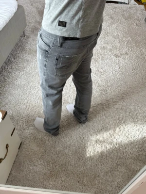 Replay jeans med slitningar  - Replay Waitom Jeans | skick 9/10 | Storlek 34/34 | Pris - 549kr | Modellen är ca 181cm lång | Hör av dig vid minsta fråga eller fundering!!
