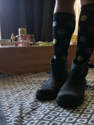 Johnny Bulls Bikerkängor i Skinn Svart Stl 39  - Johnny Bulls kängor i svart skinn, storlek 39. Klassisk biker-modell med spänne och dragkedja. Rejäla och bekväma skor med mycket karaktär. Använda med normalt slitage och märken förekommer, se bilder för egen bedömning. Sulor i bruksskick. Perfekta till höst, vinter och vår.   