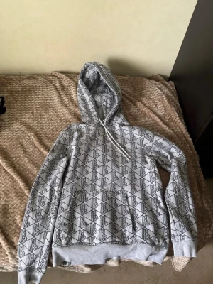 Lacoste hoodie  - Säljer min Lacoste hoodie som är xs och helt ny från zalando, köpt för 1200. Använd 1 gång. (Bild lånad av annan) 