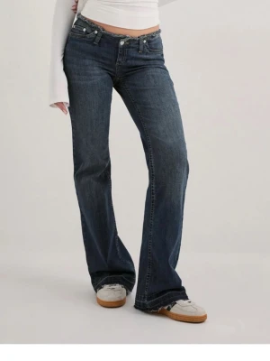 Blå bootcut jeans  - Säljer ett par bootcut jeans från NELLY med låg midja då dom tyvärr aldrig kommit till användning, helt nya😊💘 