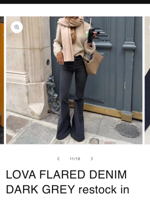 Alobha flared jeans - Helt oanvända nya flared jeans dark grey ifrån alobha. Beställde två olika storlekar å glömde returnera dessa… så dom är i perfekt skick