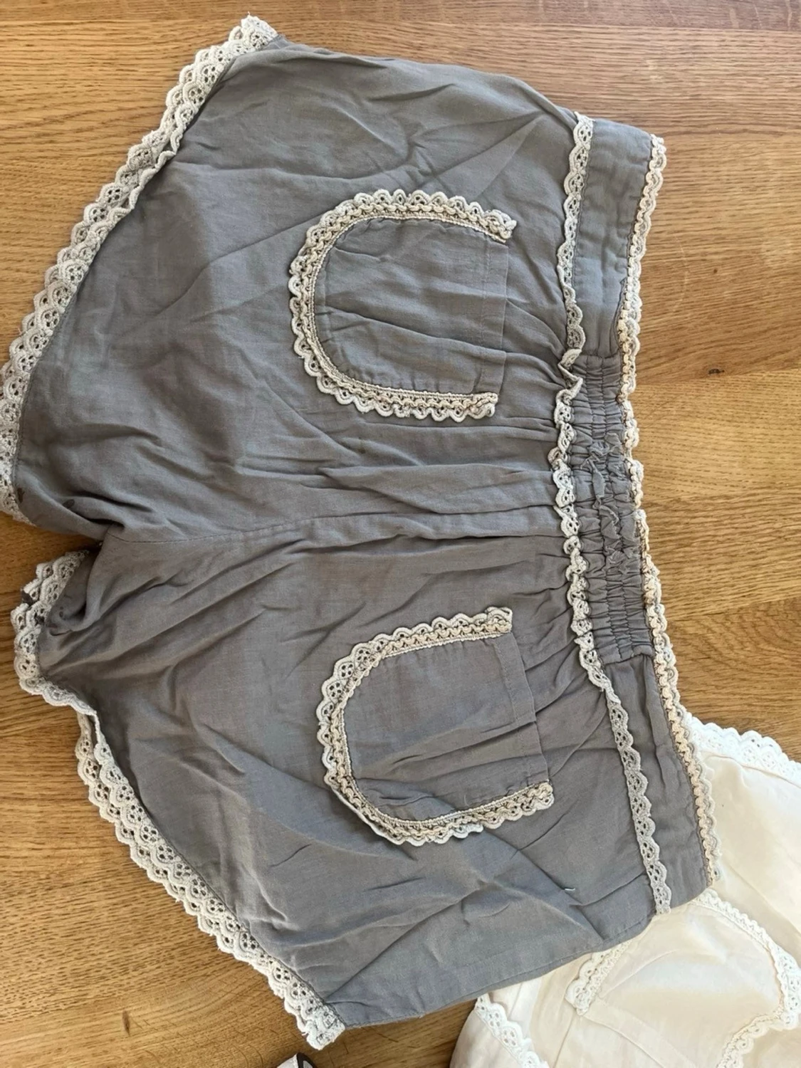 Grå pyjamasshorts med spetsdetaljer - 1