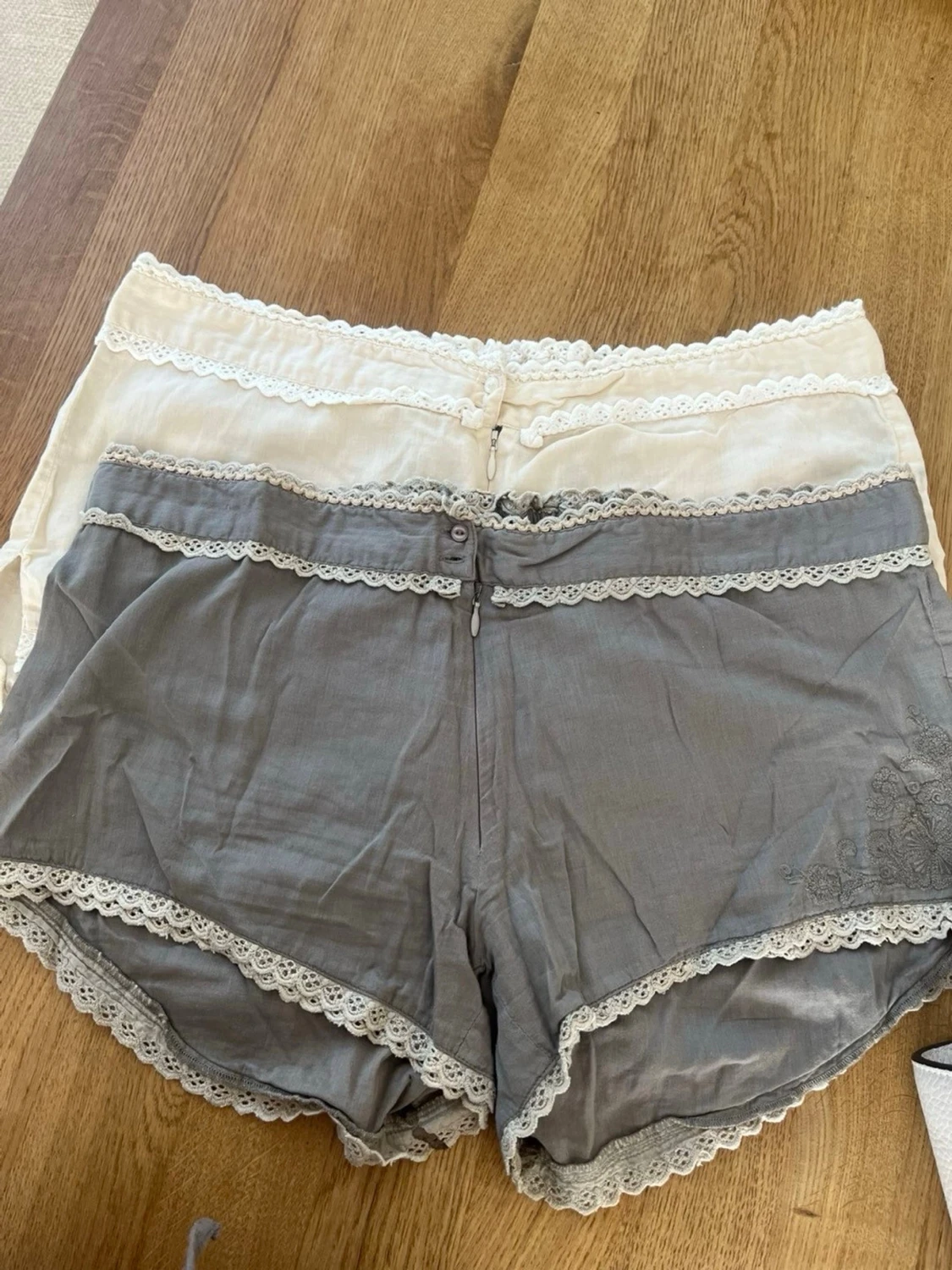 Vita spetskantade shorts med fickor - 2