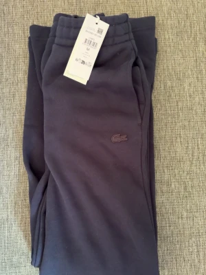 Mörkblå mjukisbyxor från Lacoste - Helt nya byxor från Lacoste 