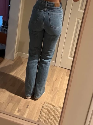 Blå raka jeans från Weekday - Säljer ett par  blå jeans från Weekday med hög midja och raka ben. Storlek 24/32. Jättefina men  för små för mig så kommer ej till användning☺️